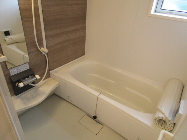バス・シャワールーム　追い焚き給湯機能付き浴室（小窓付）