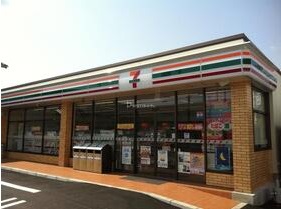 コンビニ　セブンイレブン（コンビニ）まで824m