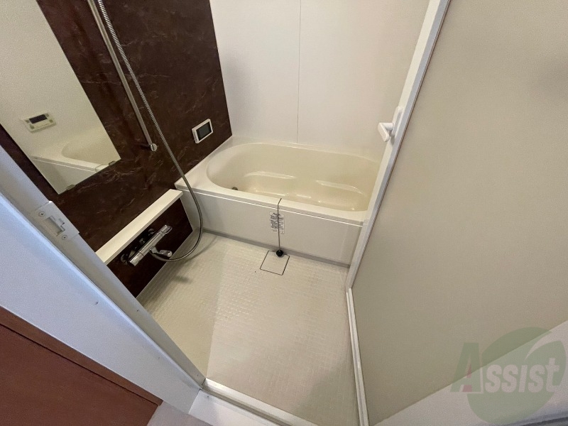 バス・シャワールーム　広々したお風呂で快適にくつろげそうです。