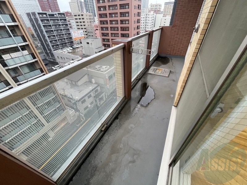 バルコニー　バルコニー。洗濯物がはかどりそうな広さがありますよ。