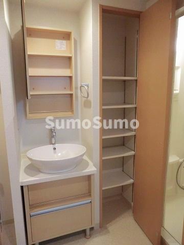 洗面設備　明るい洗面所です