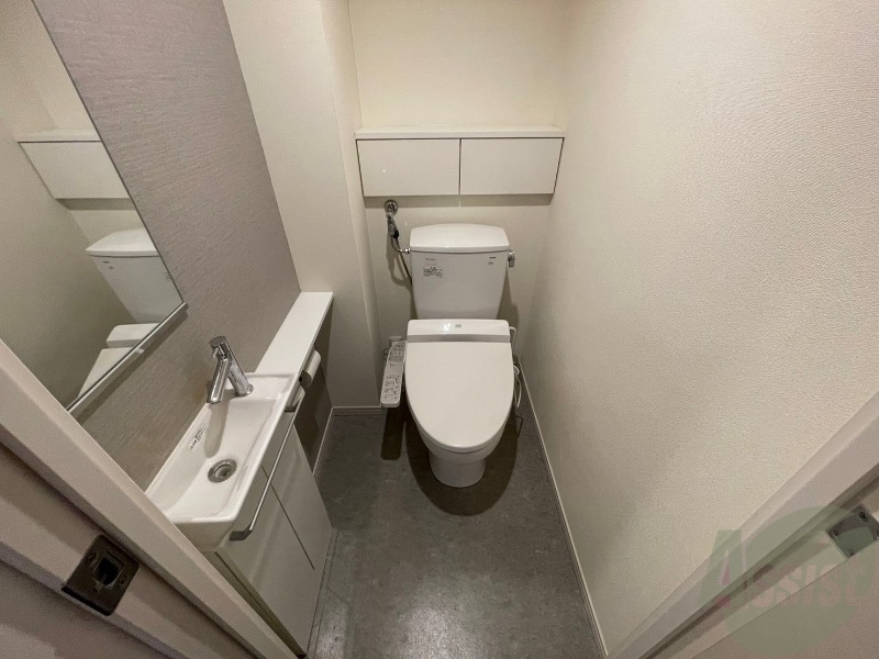 トイレ　トイレには手洗い場も付いていて便利です。
