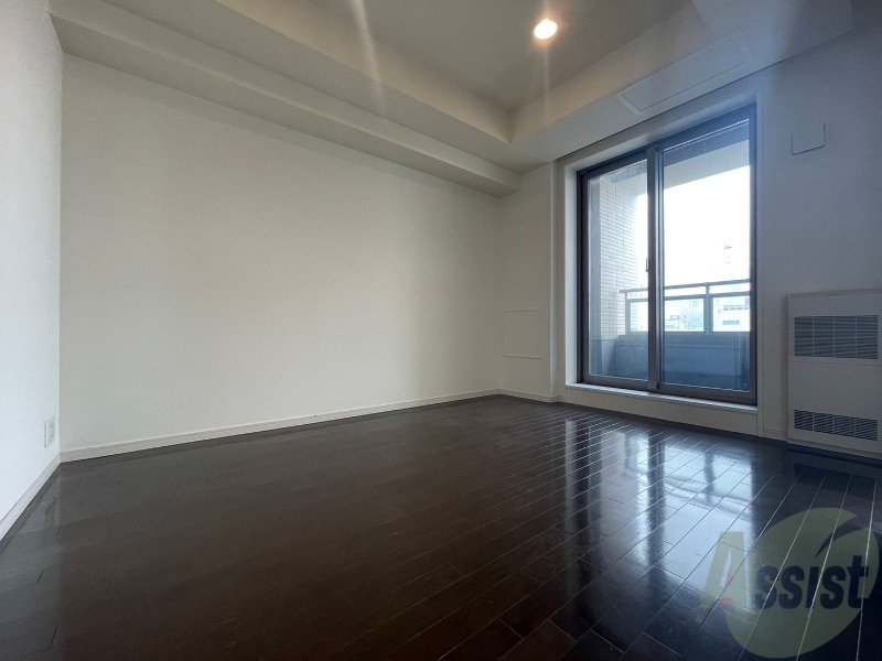 その他部屋・スペース　こちらが寝室です。窓が大きくて明るいですね。