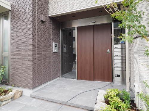 建物外観　共用玄関にはモニター付きインターホンがついております。