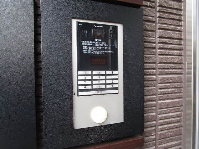 建物外観　共用玄関にはオートロック採用