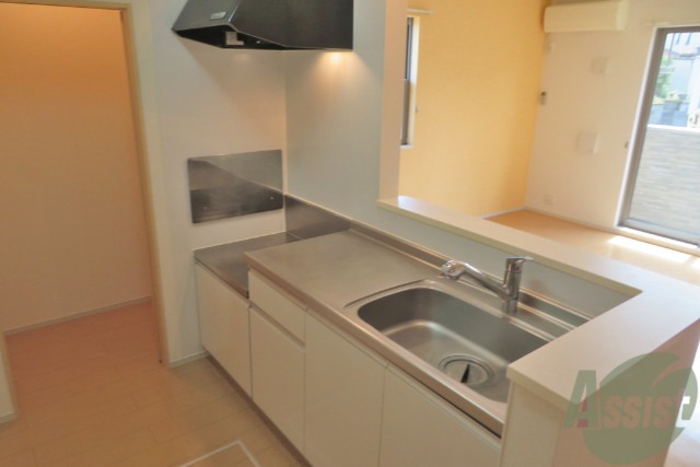 キッチン　まな板が置けるスペースがあるくらいの余裕があります。