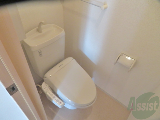 トイレ　ウォシュレット付きです。落ち着いた空間のトイレとなってます。