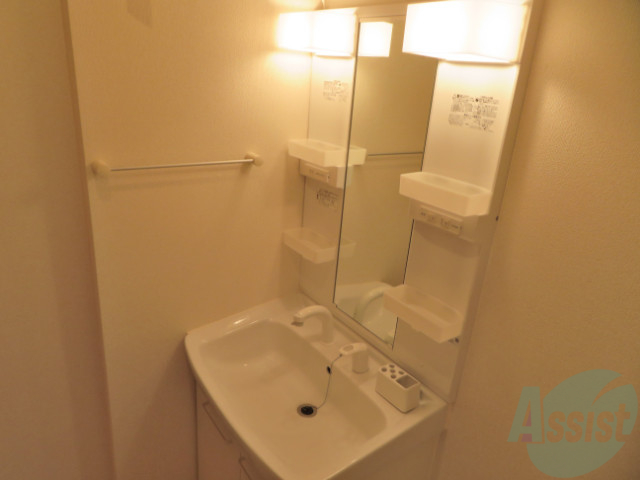 洗面設備　シャンプードレッサー付きの独立洗面台です。身支度には助かる！