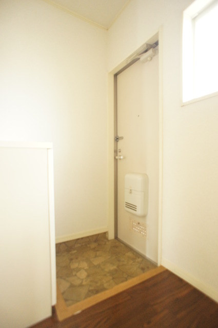 玄関　玄関には下駄箱があるのでスッキリとした空間を保てます！