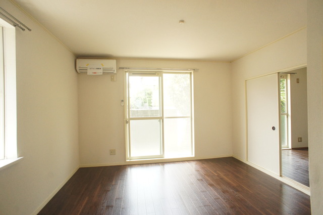 その他　明るい２面採光の洋室！風通しももちろん良好！