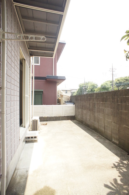 バルコニー　お天気のいい日は洗濯物も気持ちよく干せますね！