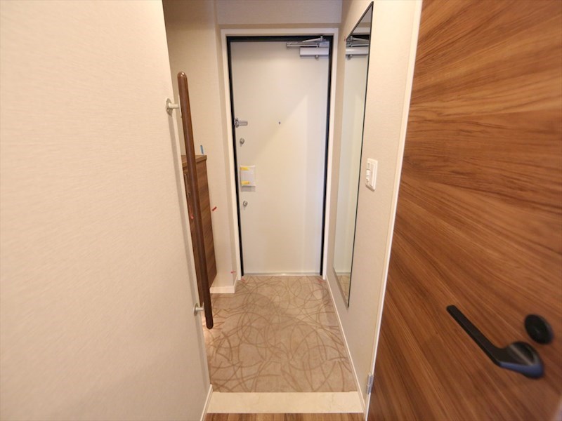 玄関　玄関　シューズボックス　姿見鏡付き（収納充実してます）