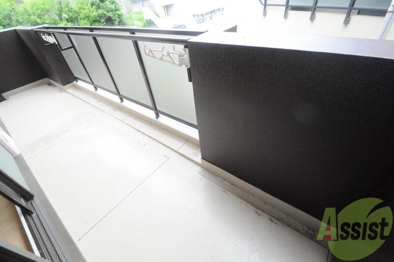 バルコニー　広めのバルコニーは風通しが良く、洗濯物もよく乾きそうです。