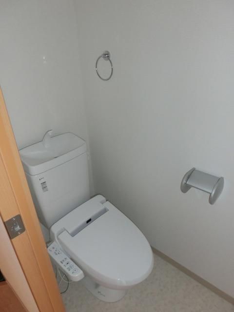 トイレ　温水洗浄と暖房便座完備