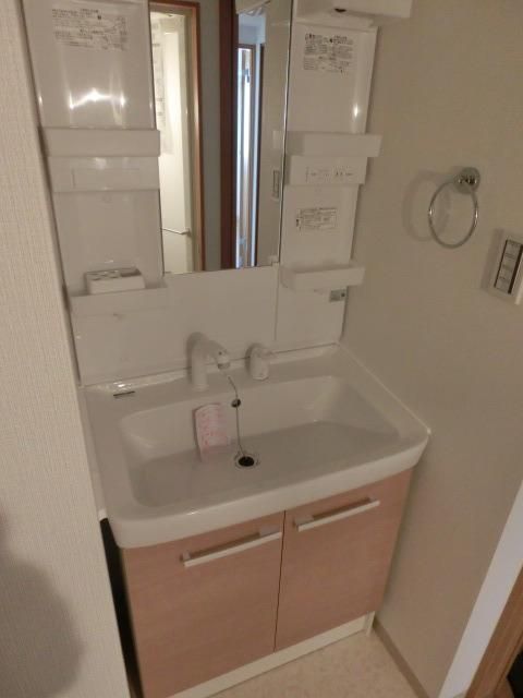 洗面設備　独立洗面台が脱衣所に完備