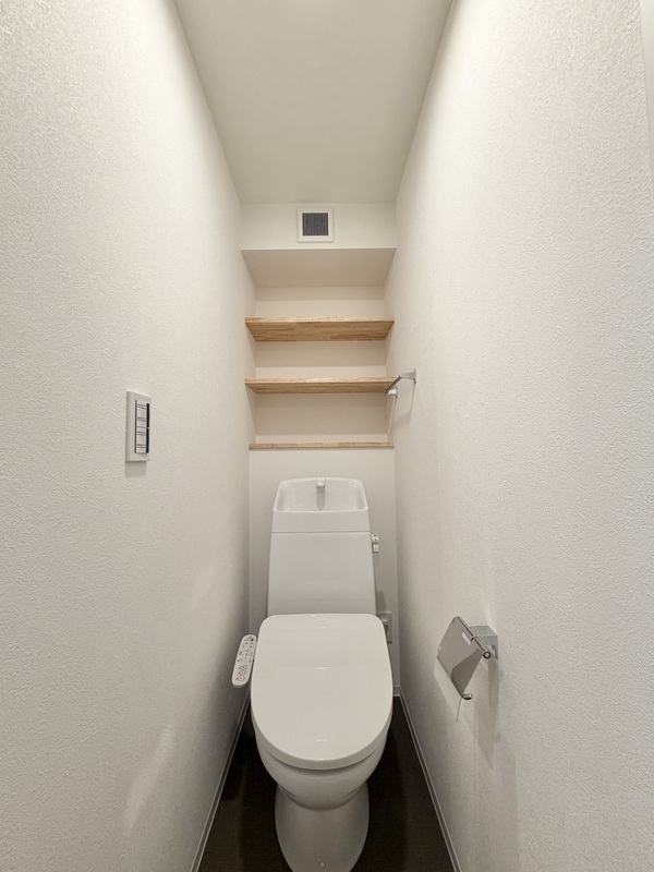 トイレ　収納棚付きのトイレ