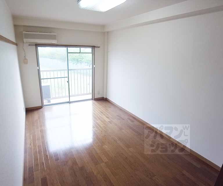 居室・リビング　８帖ゆったりくつろげる室内。