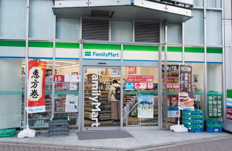 コンビニ　ファミリーマート 銀座昭和通り店（コンビニ）まで148m