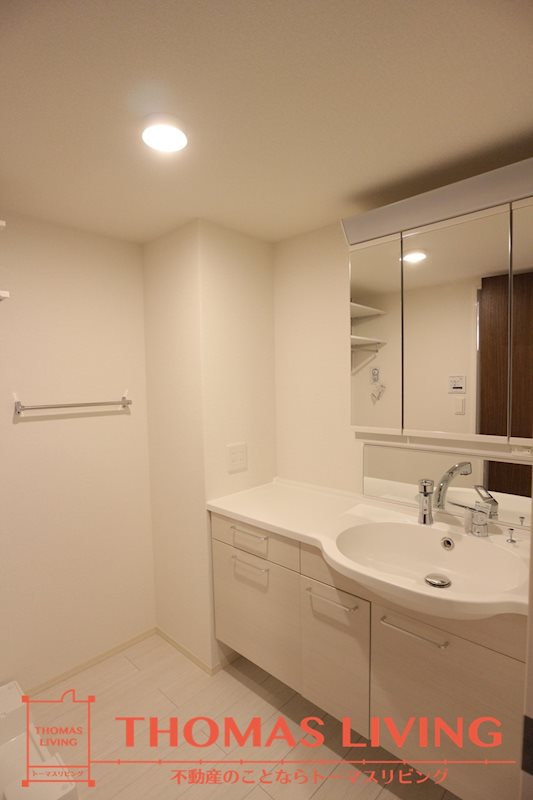 洗面設備　多くの収納スペースがあるので、広々と過ごせます。