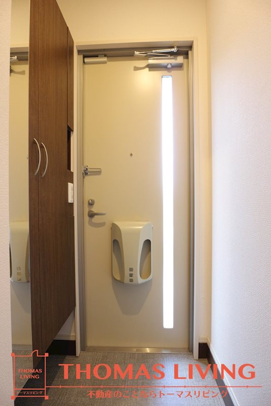 玄関　玄関収納の下にもスペースがあるので、広々とした玄関です。