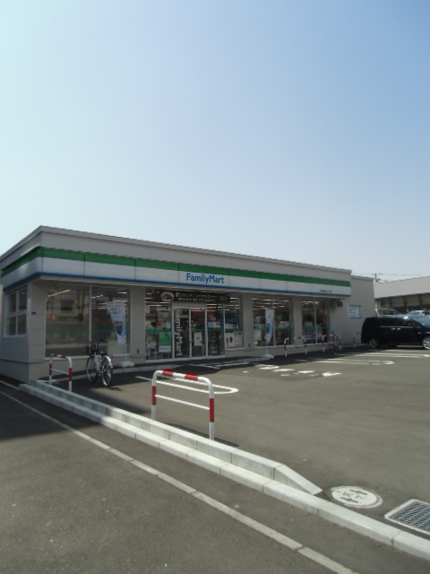 コンビニ　ファミリーマート札幌南郷通18丁目店（コンビニ）まで104m