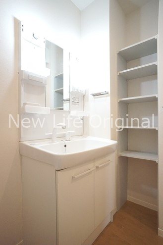 洗面設備　シャワー付き洗面台で朝の支度も楽にできます☆