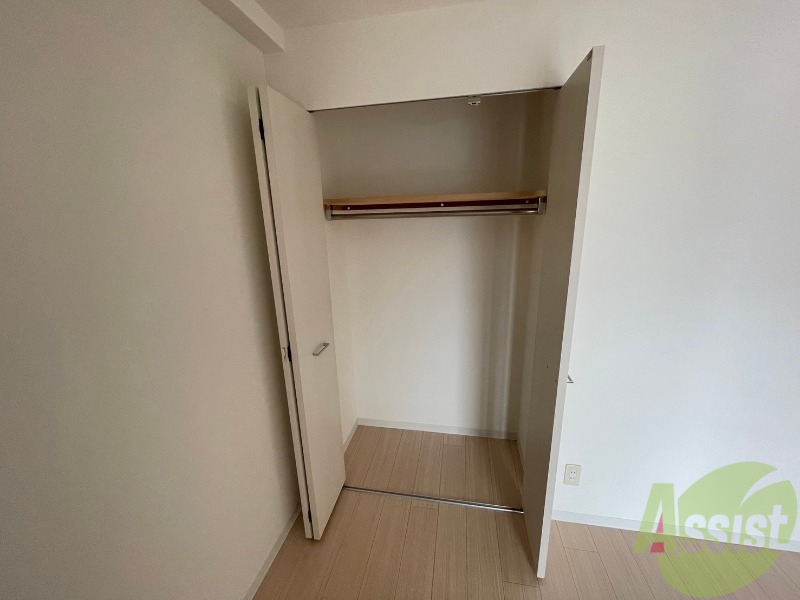 収納　こちらの収納にはハンガーをかけて服もしまえますね。