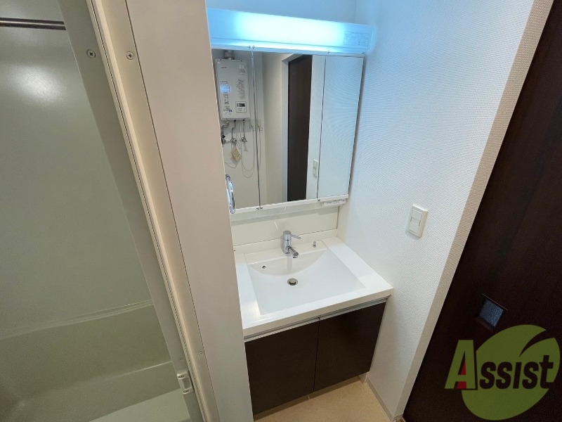 洗面設備　シャンプードレッサー。身支度はここでばっちりですね。