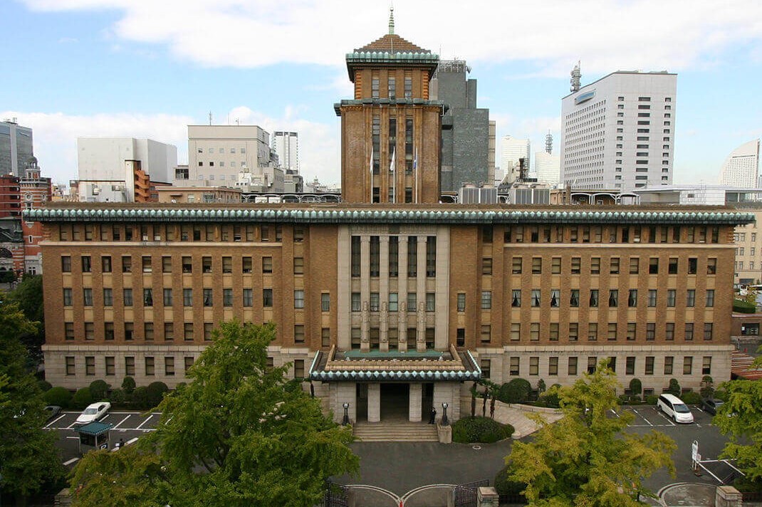 役所　神奈川県庁（役所）まで297m