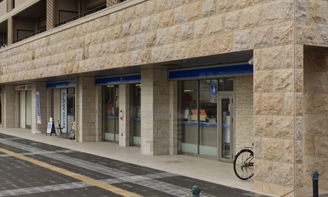 コンビニ　ローソン　阪急桜井駅前店（コンビニ）まで642m