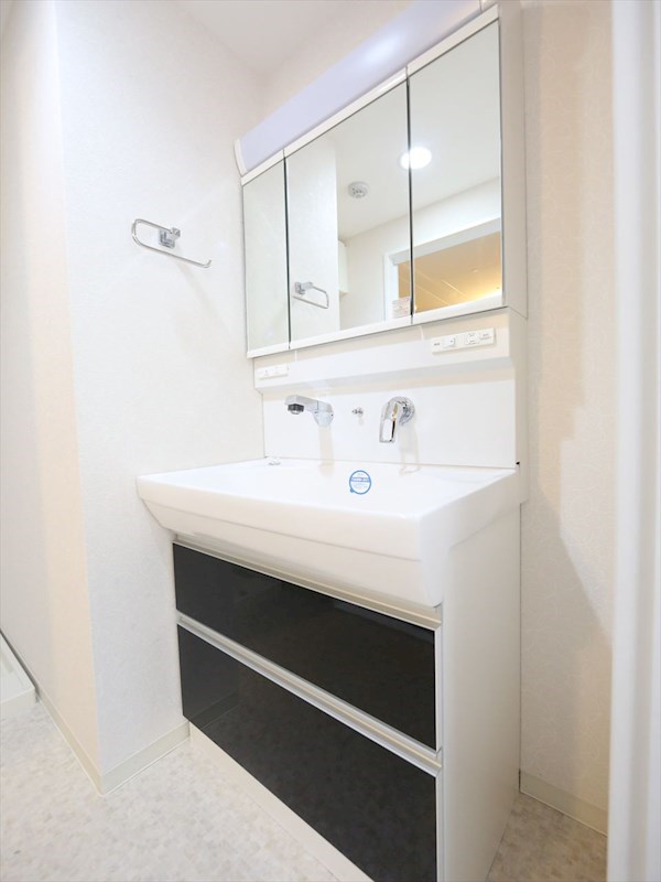 洗面設備　脱衣所　独立洗面台（シャンプードレッサー付）収納スペース有