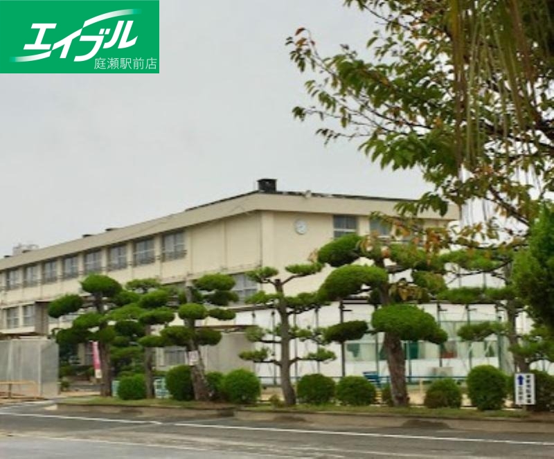 小学校　倉敷市立西阿知小学校（小学校）まで689m