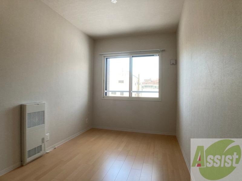 その他部屋・スペース　寝室はこちらです。光が差し込む、温かみのあるお部屋です。