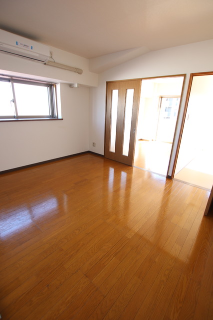 居室・リビング　【※他号室反転写真参考】８帖のダイニングキッチン