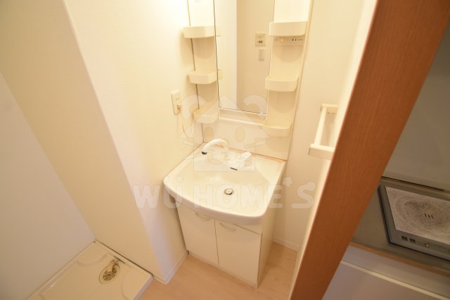 洗面設備　独立洗面化粧台が付いています