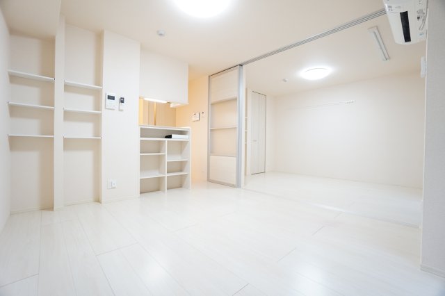 居室・リビング　※同物件、反転タイプの写真になります。