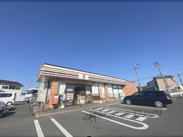 コンビニ　セブンイレブン田原本松本店（コンビニ）まで550m