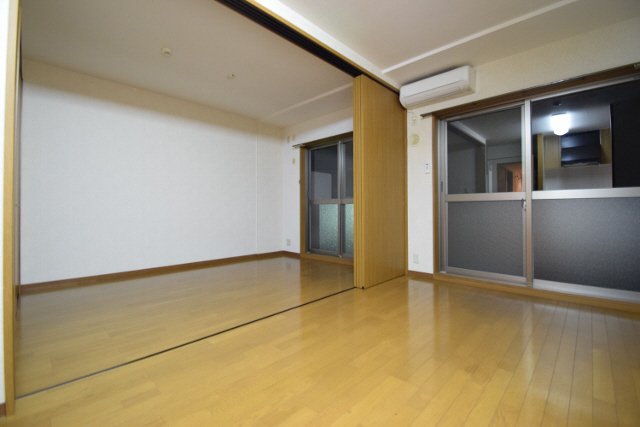 その他部屋・スペース　南向きに大きな窓があり日当たり良好です。（別の部屋の写真）