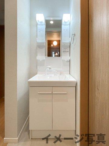 洗面設備　ゆったりとスペースのある洗面所