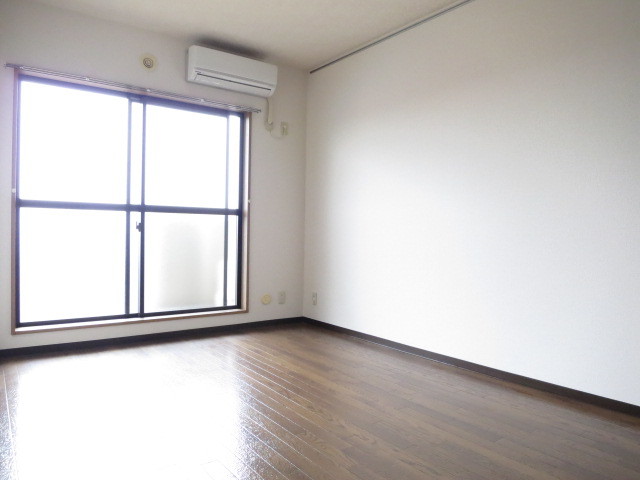 居室・リビング　大きな窓で明るい居室！