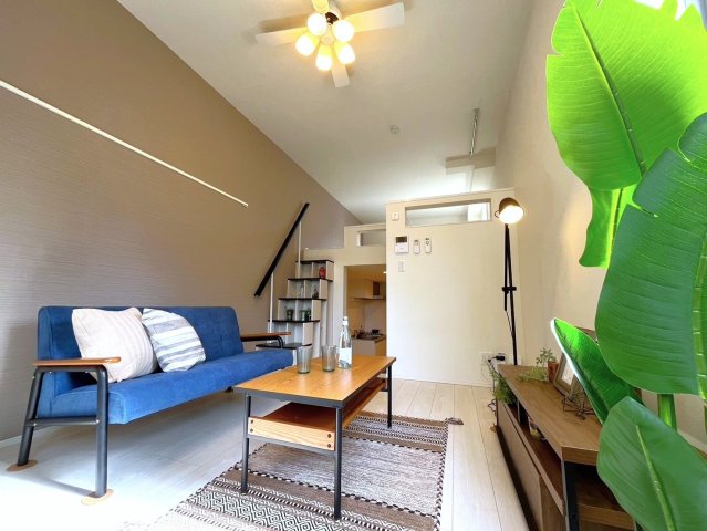 居室・リビング　階段で登る、目線の高さの広いロフトです　※モデルルーム