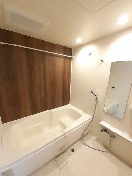 バス・シャワールーム　追焚乾燥機能付広々一坪バス