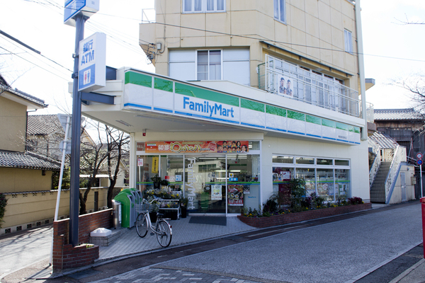コンビニ　ファミリーマート梶友西向日駅前店（コンビニ）まで110m