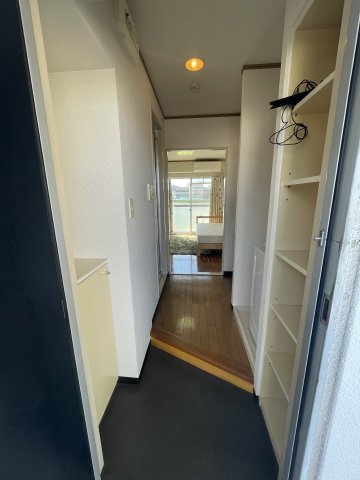 玄関　(参考)同マンション反転間取り他部屋の写真