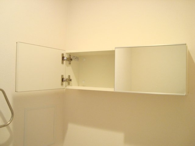 トイレ　鏡付収納棚