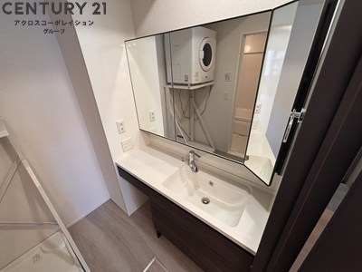 洗面設備　作業スペースが広い三面鏡の独立洗面化粧台付き