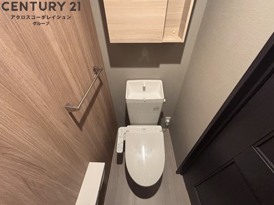 トイレ　収納棚あり・温水洗浄便座完備