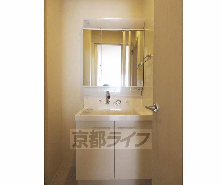 洗面設備　使い勝手のいい洗面台です・