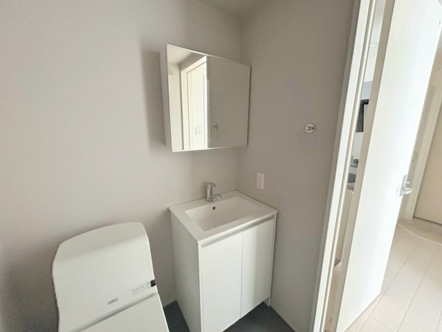 洗面設備　身支度が出来る独立洗面台です。