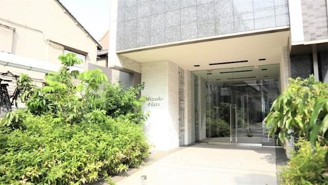 エントランス　落ち着いたエントランスです